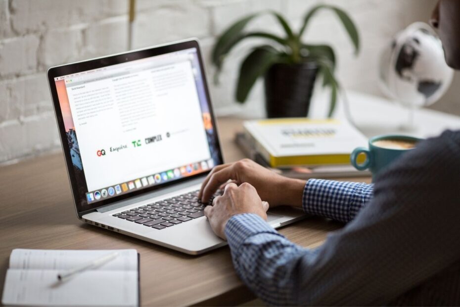 Escritório de home office com iluminação natural perfeita