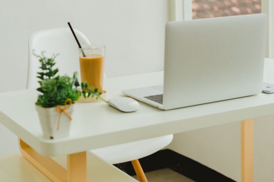 Espaço compacto organizado para otimizar espaços pequenos para home office com mesa e prateleiras