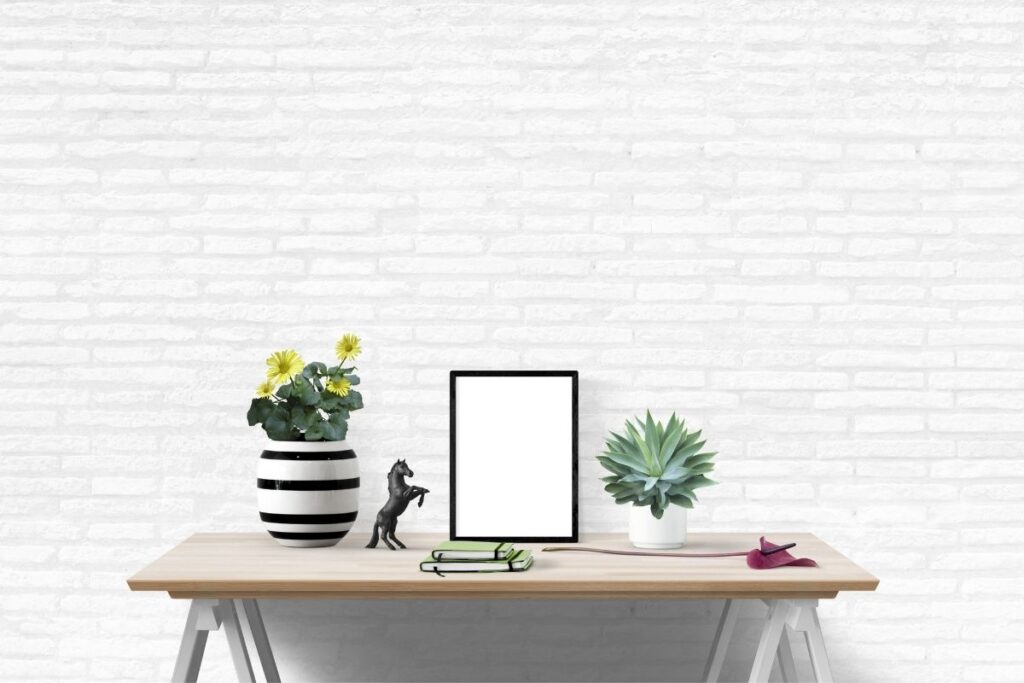 Ambiente iluminado e ergonômico para otimizar espaços pequenos para home office, com cadeira ajustável e boa iluminação.