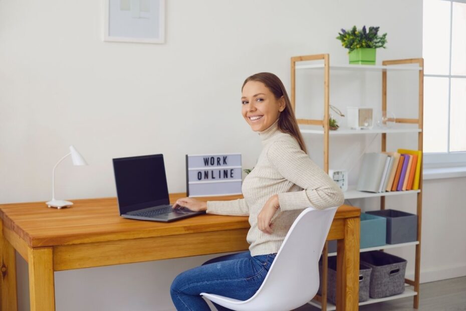 Decoração minimalista para escritórios pequenos com móveis funcionais