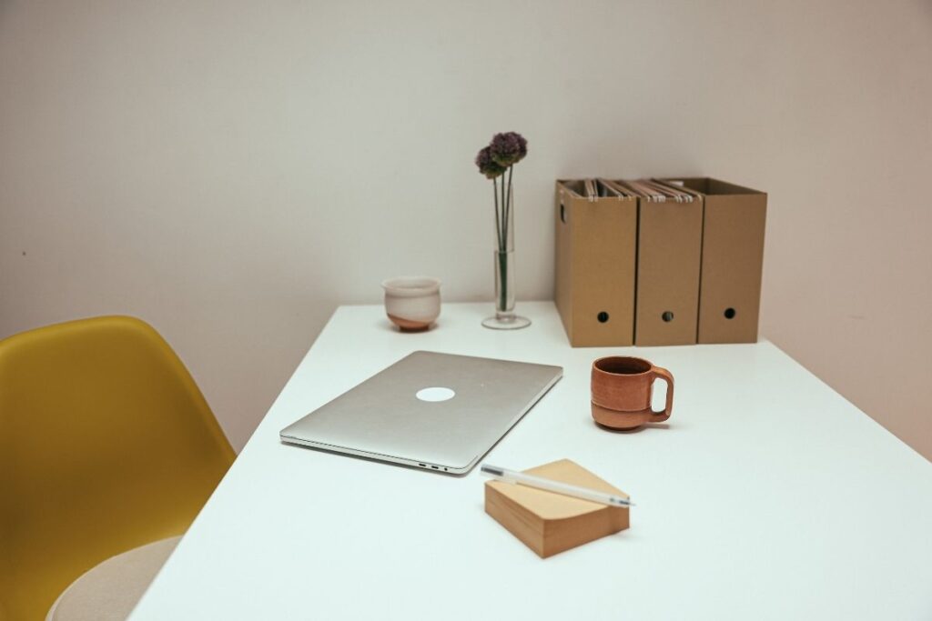 Escritório pequeno decorado com estilo minimalista e cores neutras