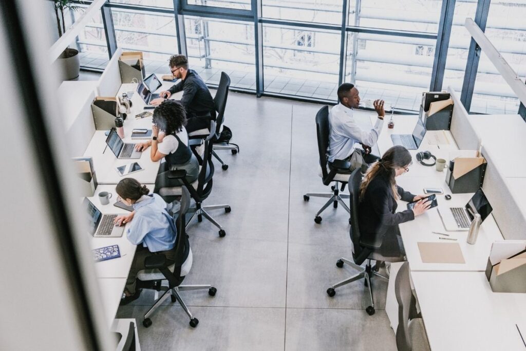 Ambiente de trabalho compacto com decoração minimalista e plantas