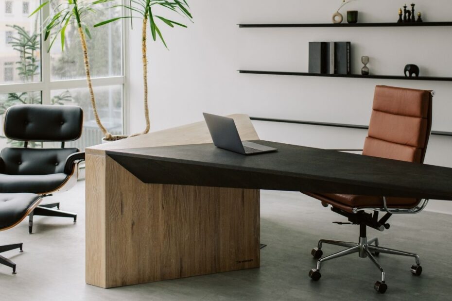 Equipamentos indispensáveis para trabalhar em casa organizados em um escritório moderno