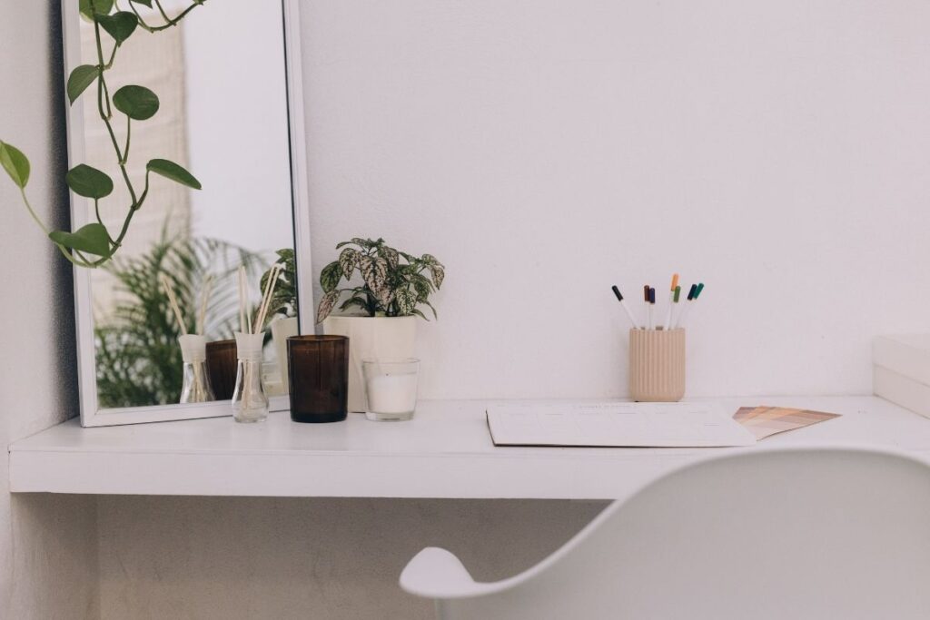 Home office confortável com equipamentos indispensáveis para trabalhar em casa

