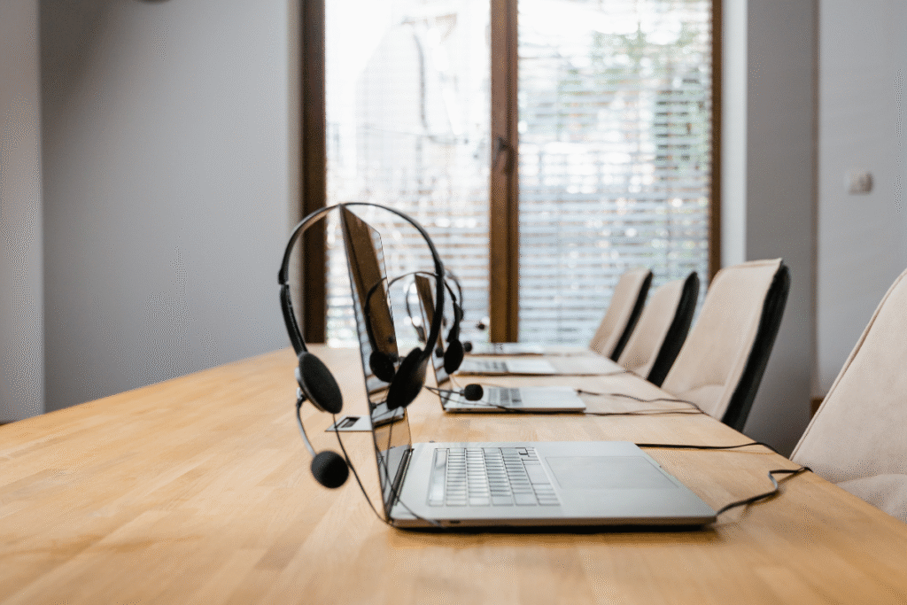 Comparativo entre diferentes modelos de headsets com cancelamento de ruído.