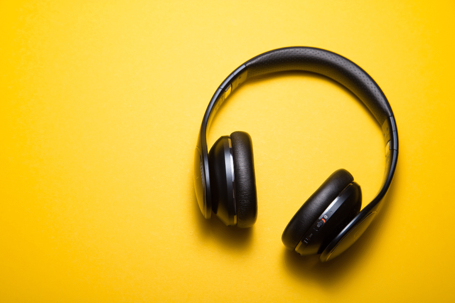 Pessoa utilizando headset com cancelamento de ruído em ambiente de trabalho.