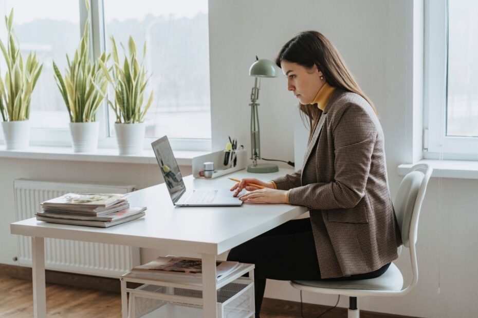 Ambiente de trabalho organizado em home office.