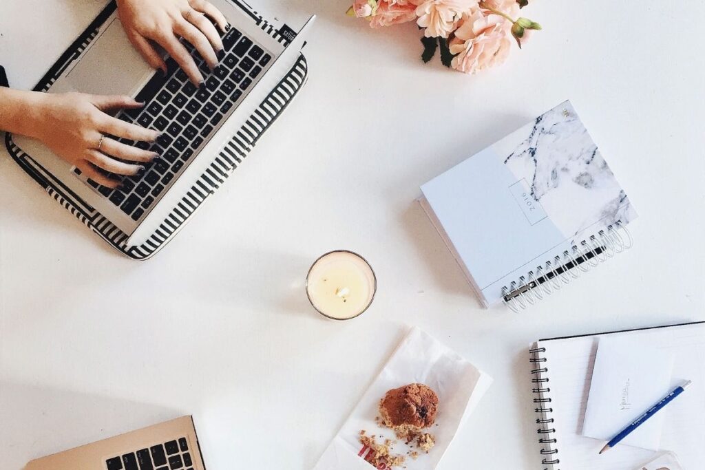 Ambiente de home office organizado com conforto e produtividade