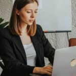 Profissional feliz trabalhando em home office, destacando vantagens e desvantagens do home office