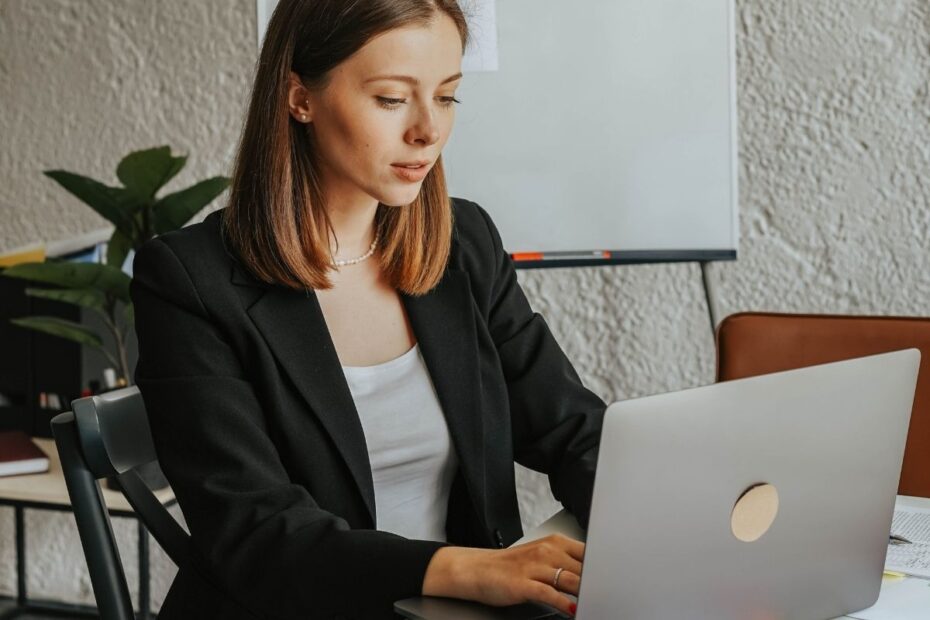 Profissional feliz trabalhando em home office, destacando vantagens e desvantagens do home office